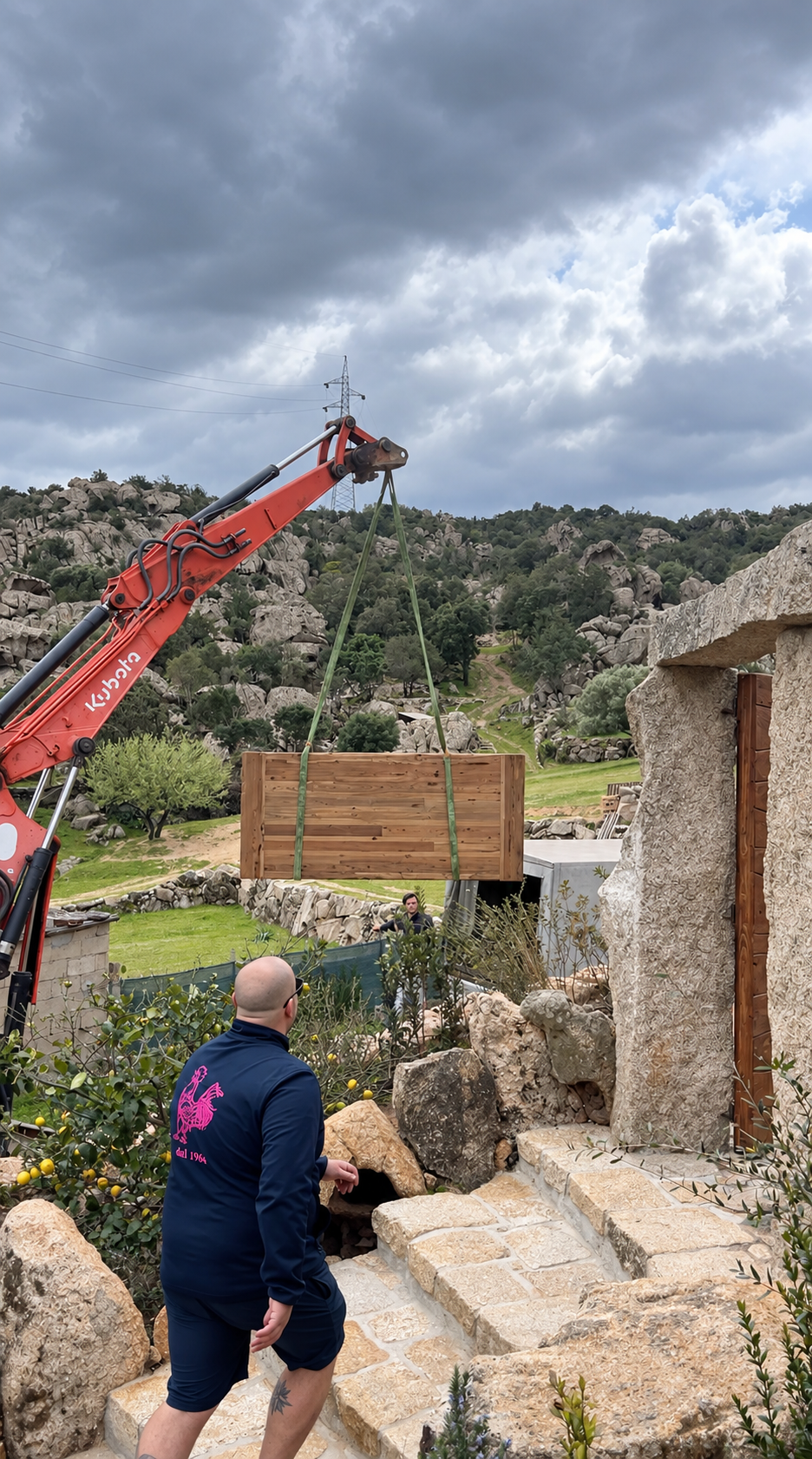 Bruno Scampuddu segue il posizionamento di un elemento d’arredo in Sardegna